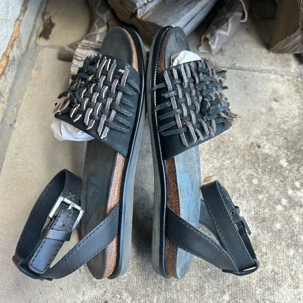 OTBT Voyage Stylish Black leather Sandals w/unique Woven detail NWOB Sz-6.5. P